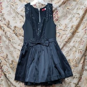 Black dress w/sequin inset bow at waist tulle heim